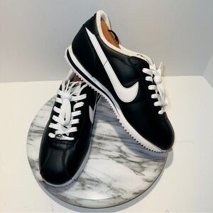 Nike Cortez Classic Leather Black White Women 9.5 EU 41 Retro Sneaker 317266-011